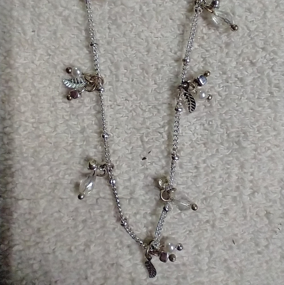 Silvertone beaded leaf 🌿 🍀 chain necklace long